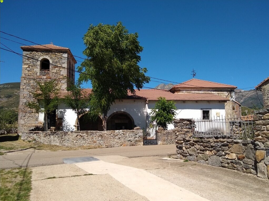 Iglesia Parroquial del Salvador en Triollo