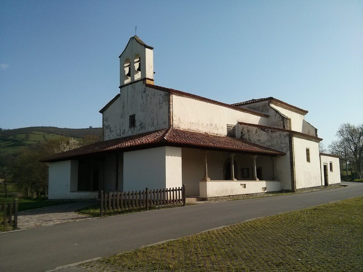 Iglesia vieja de Santiago el Mayor de Sariego en Sariego