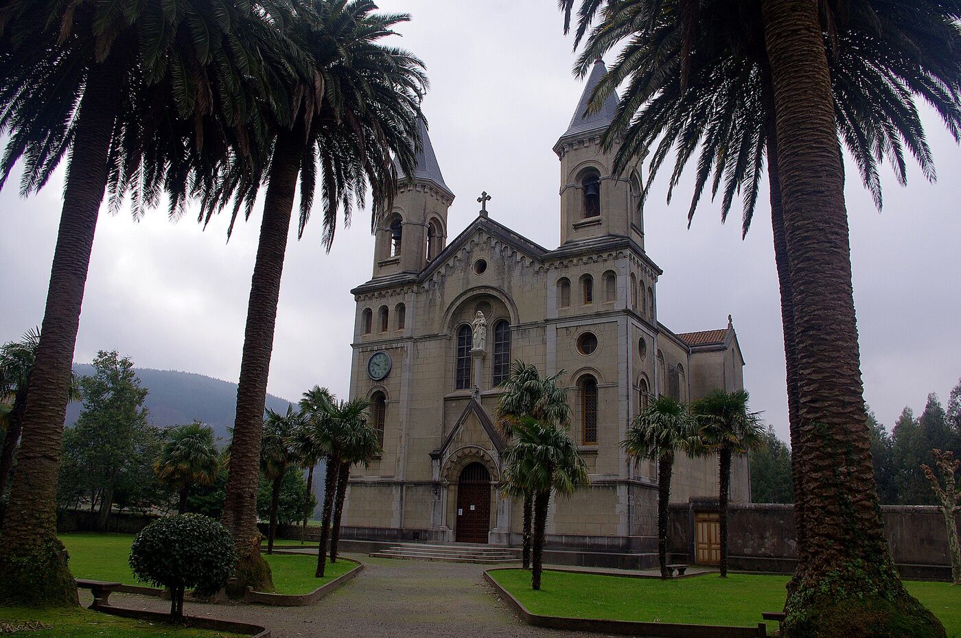 Iglesia-Panteón Jesús Nazareno en Cudillero