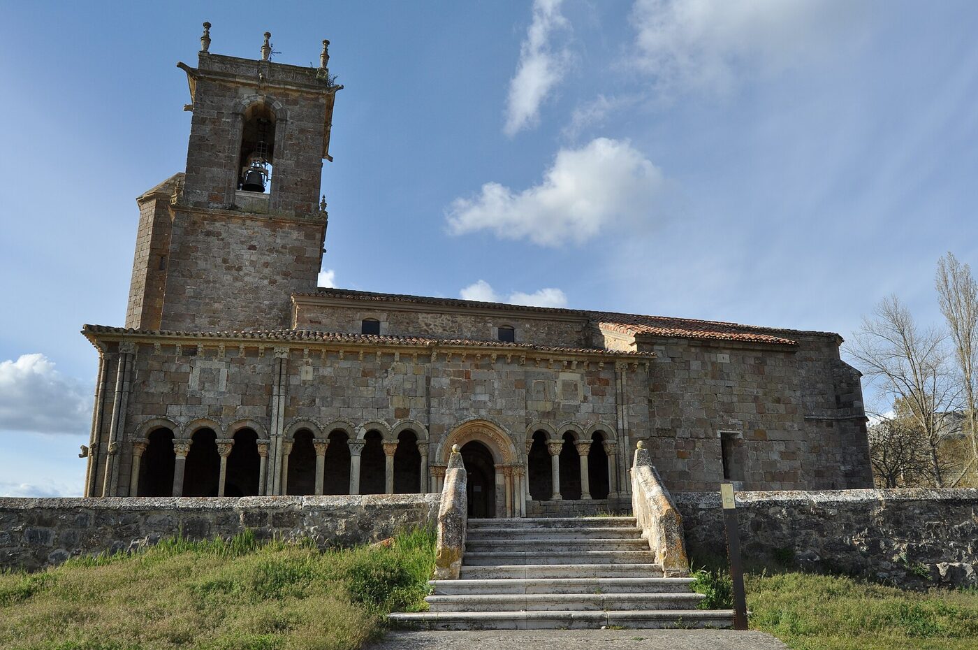 Iglesia de San Julián y Santa Basilisa en Rebolledo de la Torre