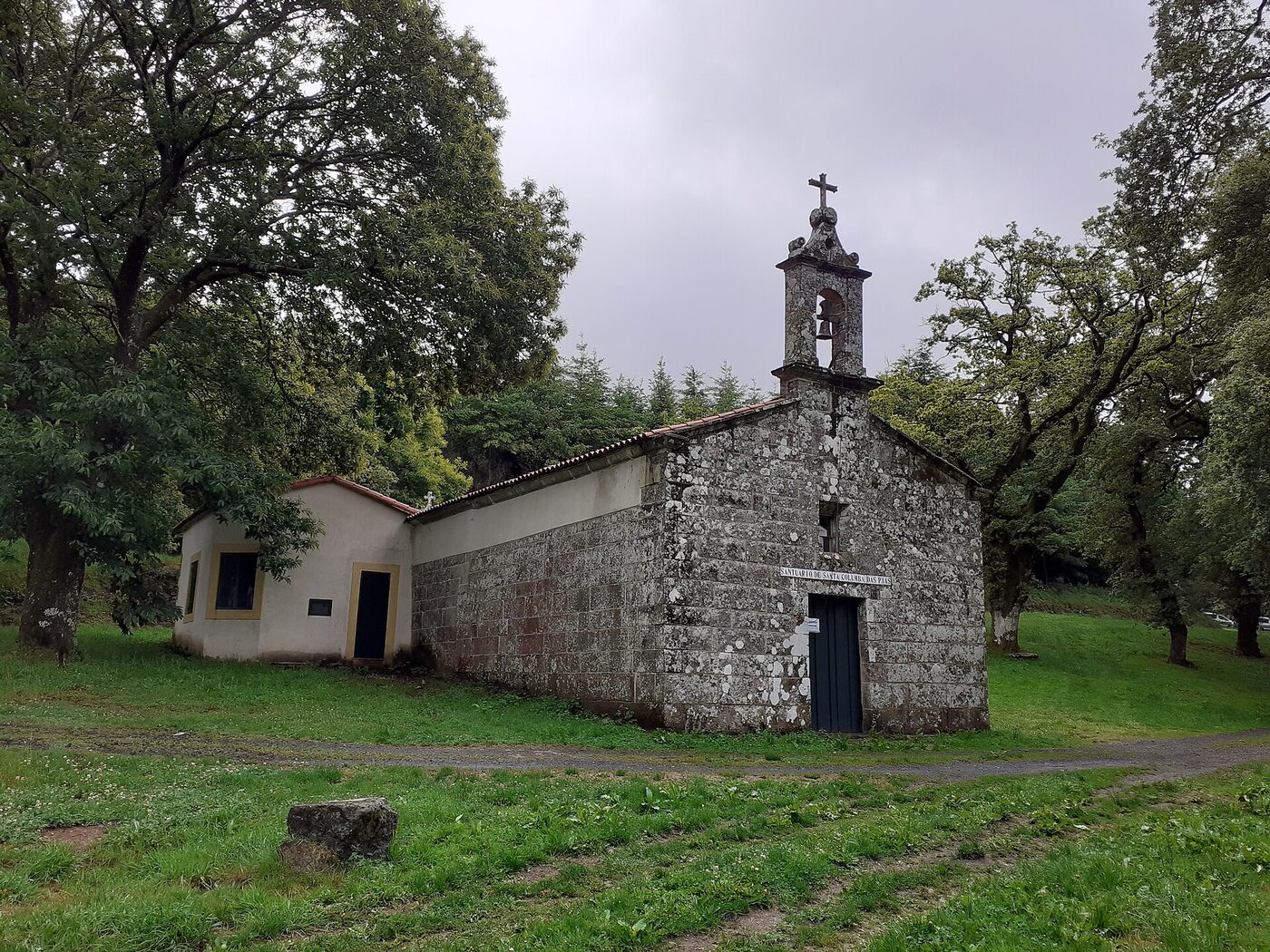 Santuario de Santa Comba das Pías en Sobrado