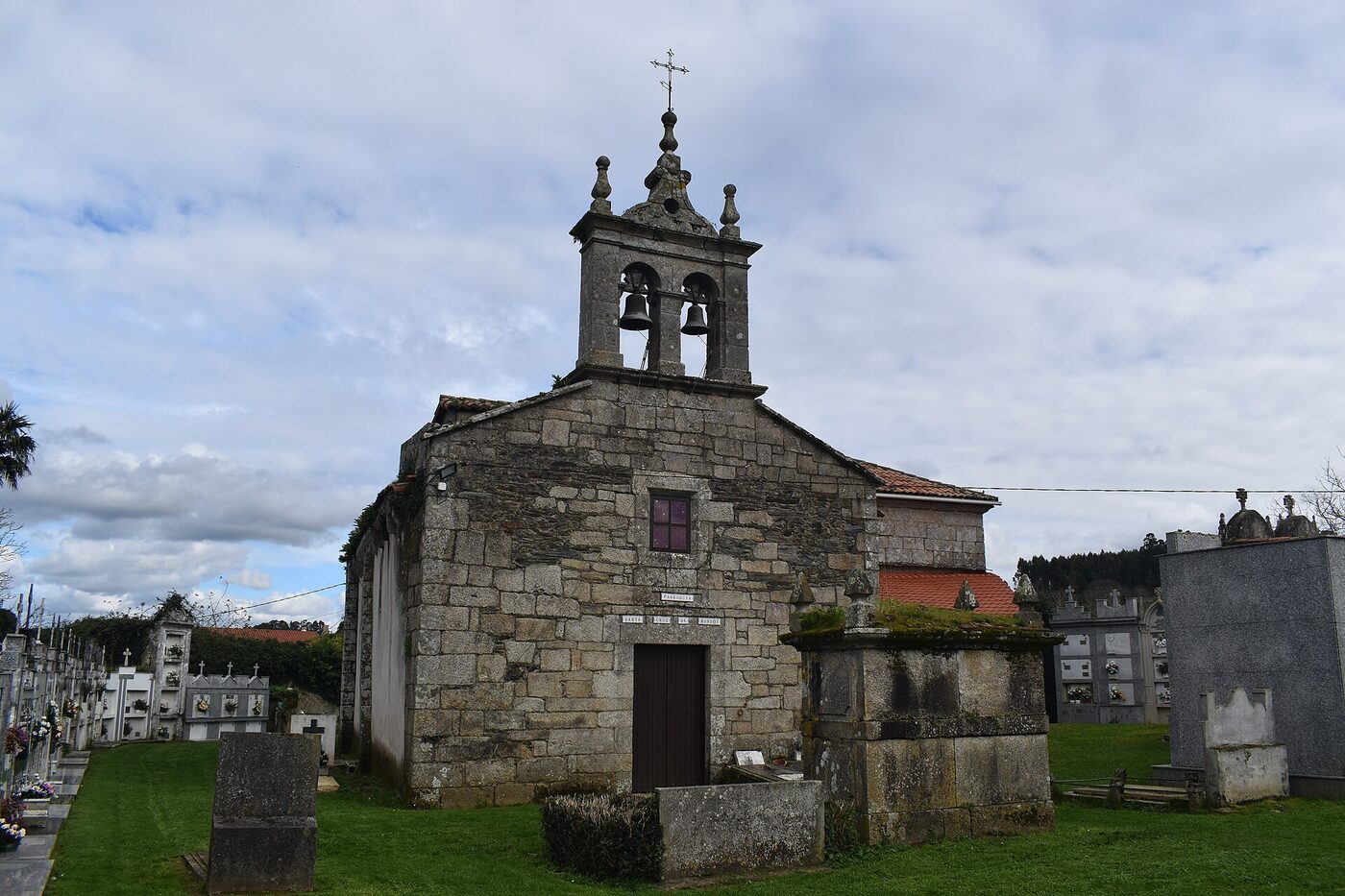 Igrexa de Santa Cruz de Mondoi en Oza Cesuras