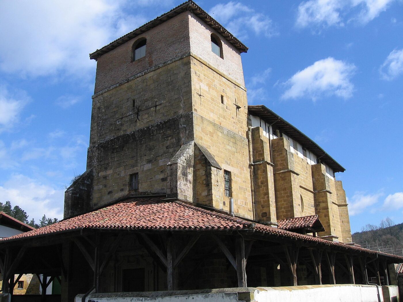San Emeterio eta San Zeledonio eliza en Larrabezúa
