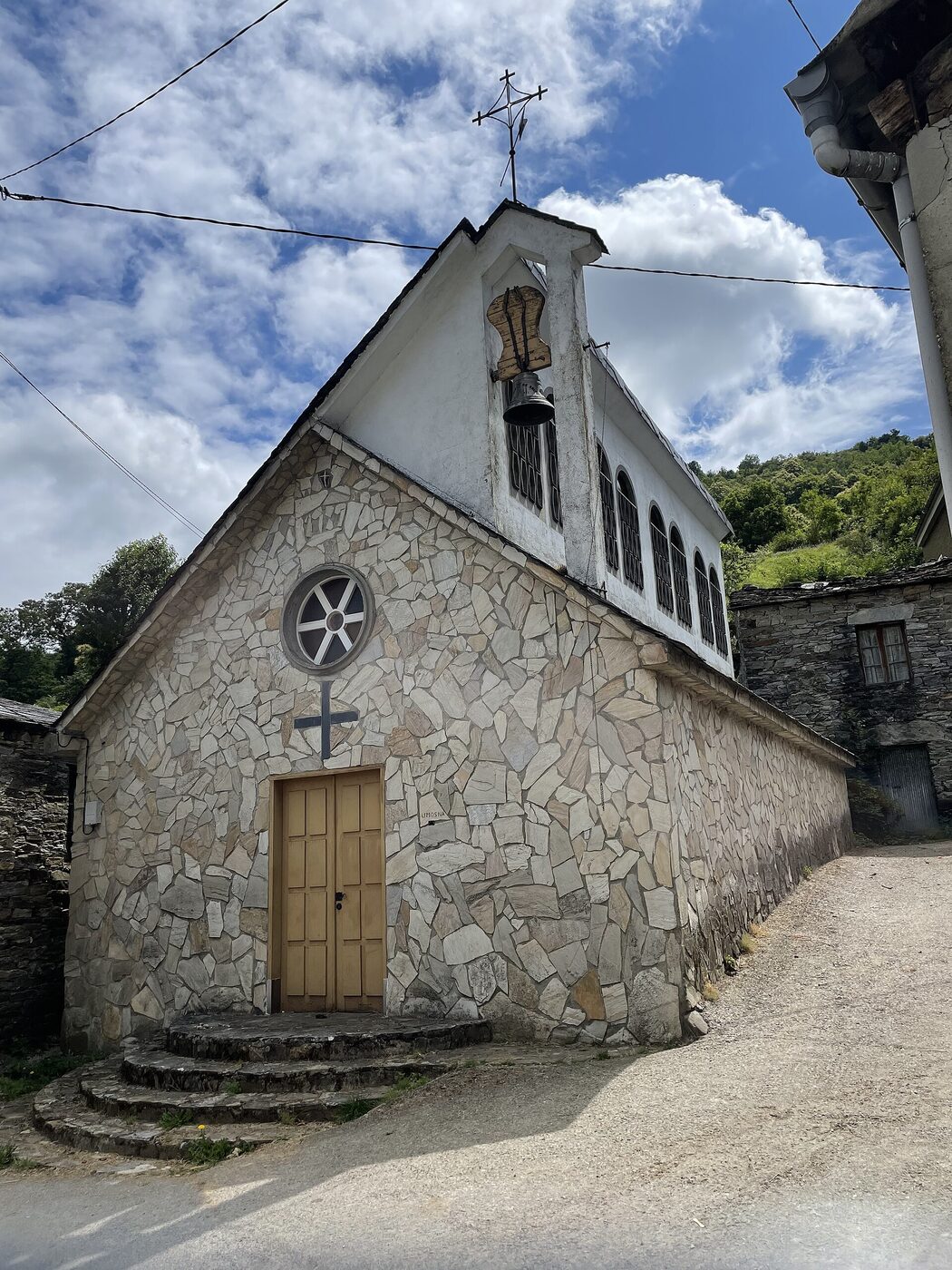 Capela de San Tirso de Romeor en Folgoso do Courel