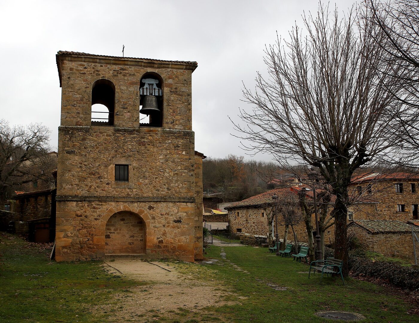 Iglesia de San Pedro Apóstol en Monasterio de la Sierra