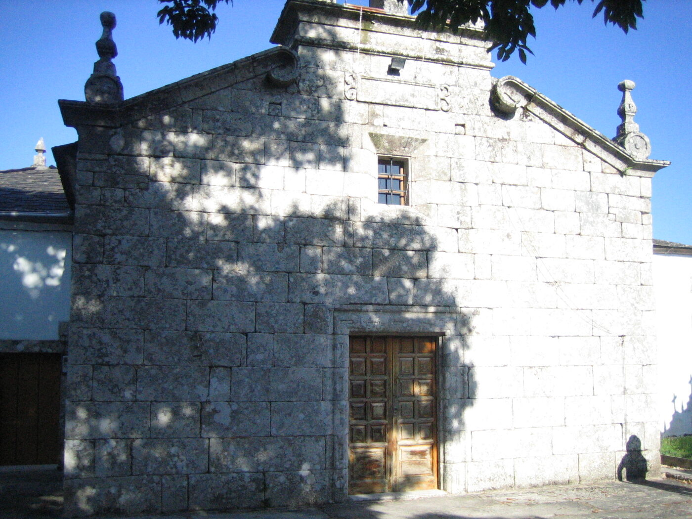 Igrexa de Santiago de Miraz en Friol