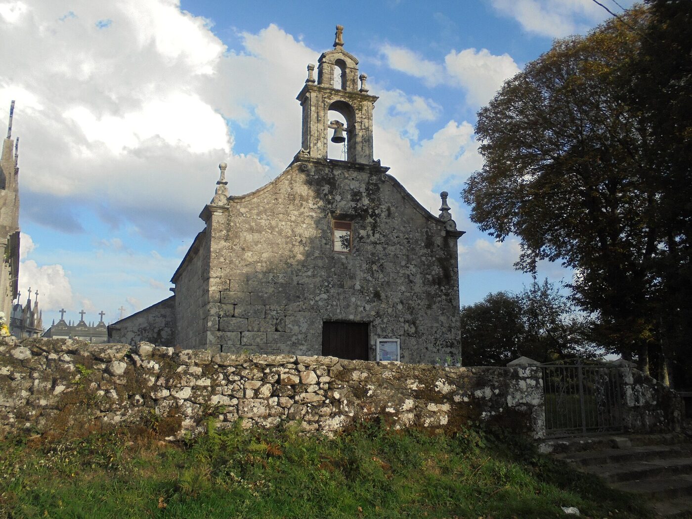 Igrexa de San Cosmede da Rocha en Friol