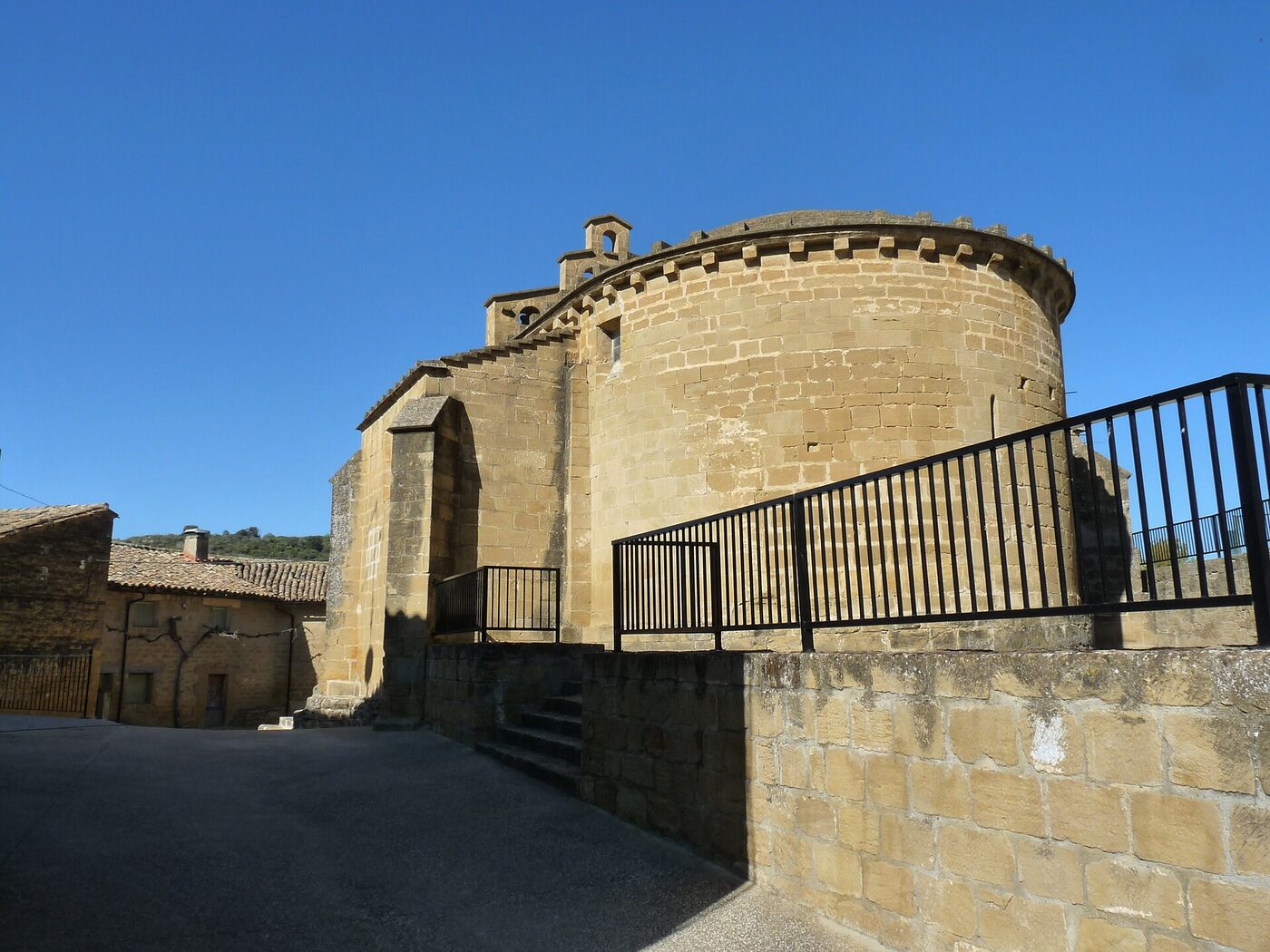 Iglesia de Santa María del Rosario (s. XII-XIII) en Asín