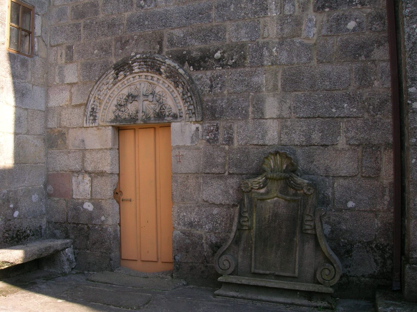 Igrexa de San Salvador de Louredo en Mos