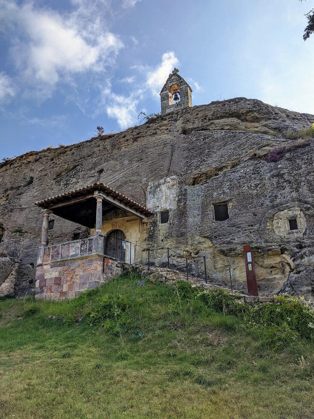 Iglesia Rupestre de los Santos Justo y Pastor en Aguilar de Campoo