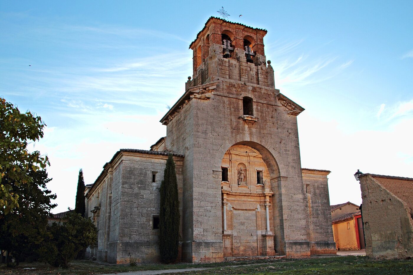 Iglesia de San Miguel Arcángel en Villavendimio