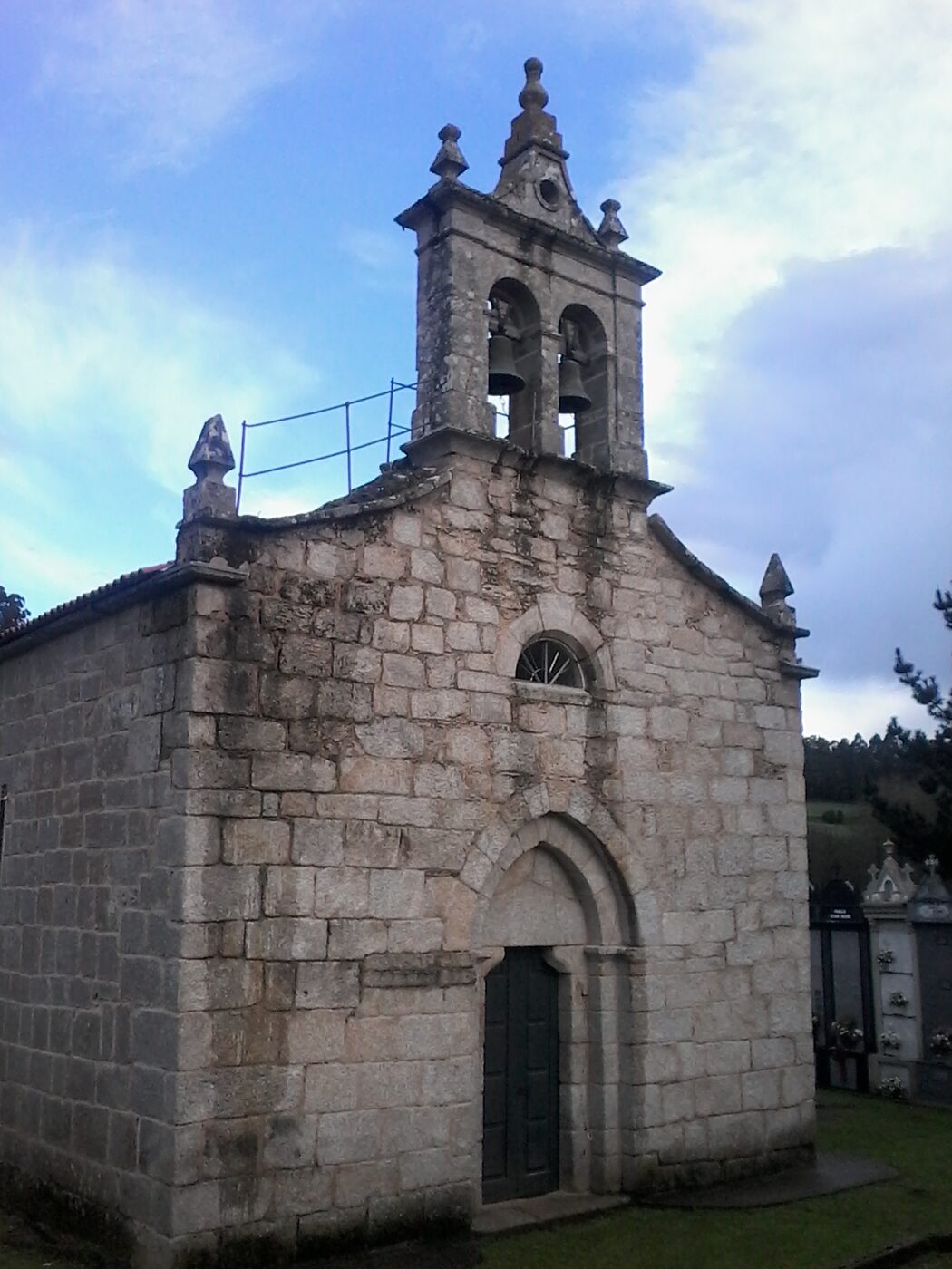 Igrexa de Santa María de Cuíña en Oza Cesuras