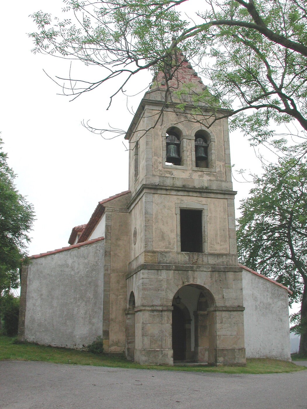 Iglesia de Villardebeyo en Llanera