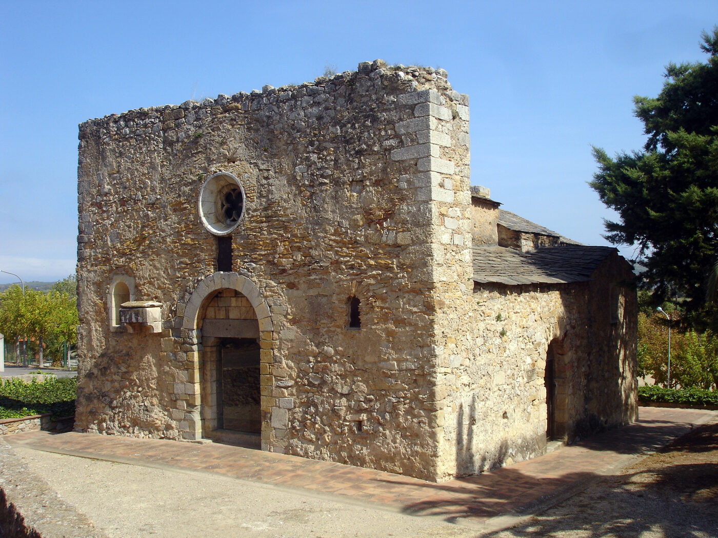 Antigua Església preromànica de Sant Joan de Bellcaire en Bellcaire d'Empordà