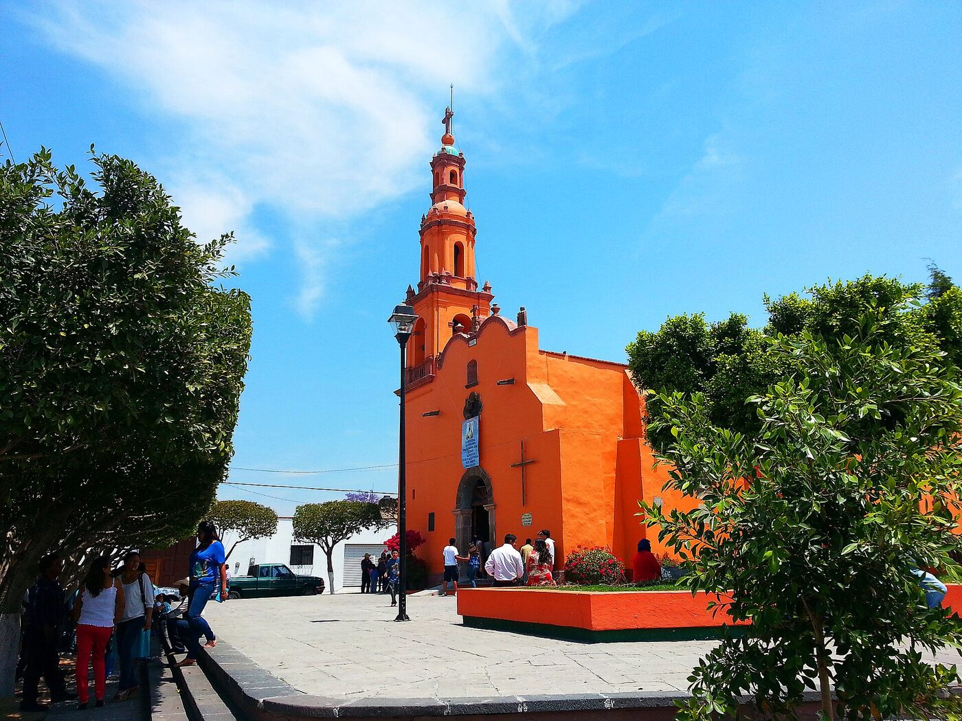 Cruz iluminada en la punta de la iglesia en San Juan del Río