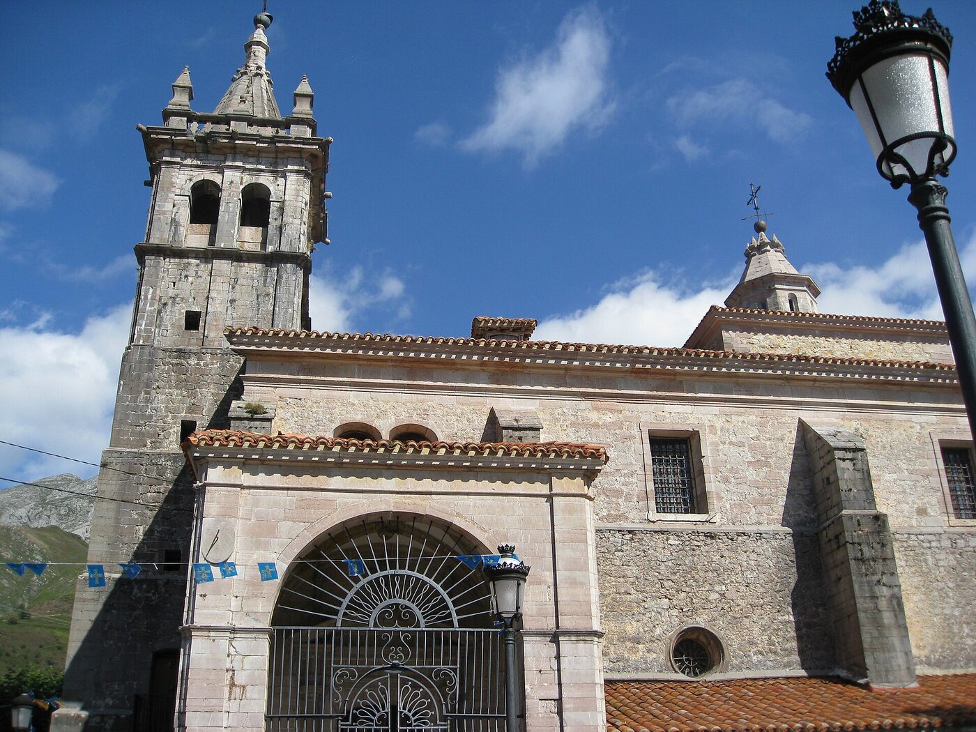 Iglesia de San Pedro en Peñamellera Alta