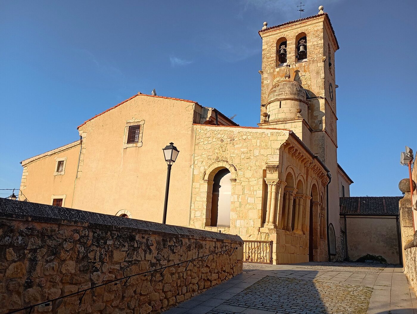 Iglesia de Santiago Apóstol en Navas de San Antonio