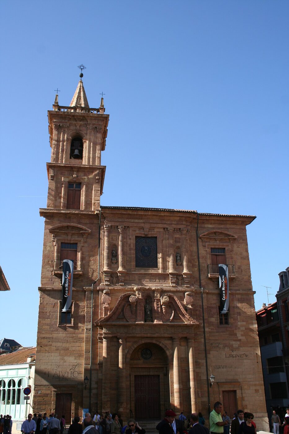 Iglesia de San Isidoro El Real en Oviedo