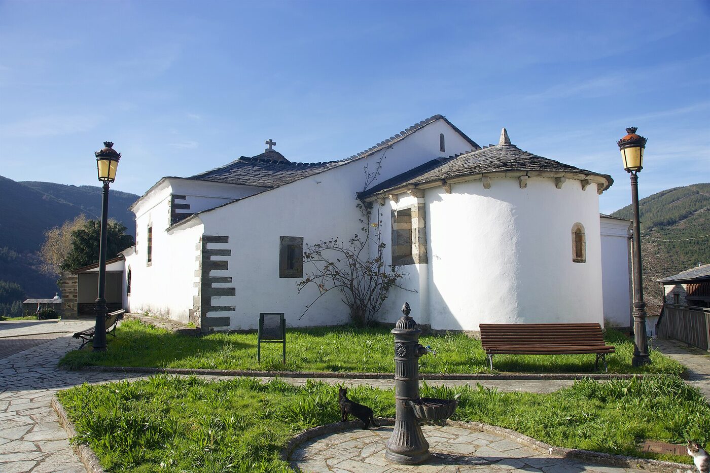 Igrexa de Santiago de Pezós en Pesoz