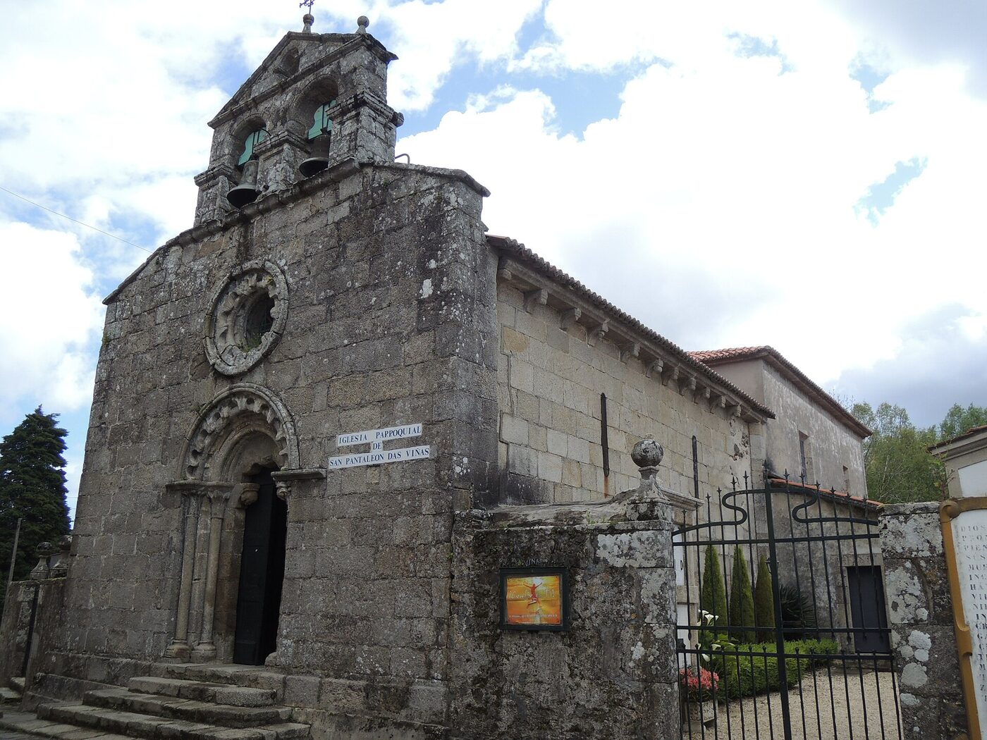 Igrexa de San Pantaión das Viñas en Paderne