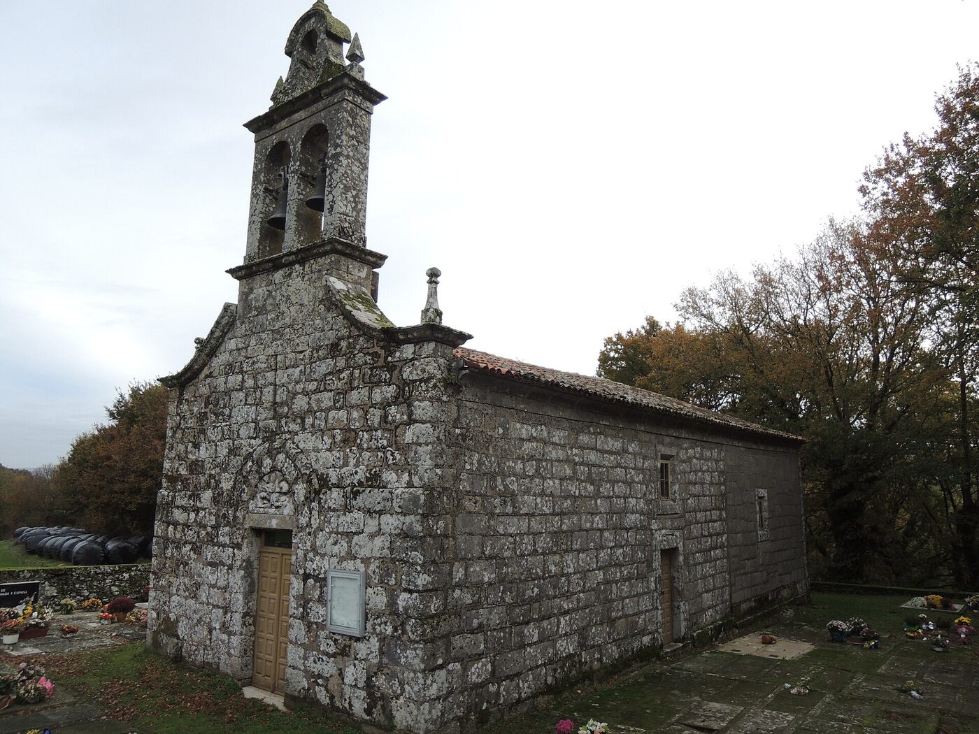 Igrexa de San Miguel de Oleiros en Silleda