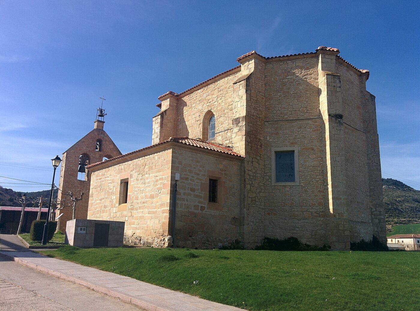 Iglesia de San Julián y Santa Basilisa en Bozoó