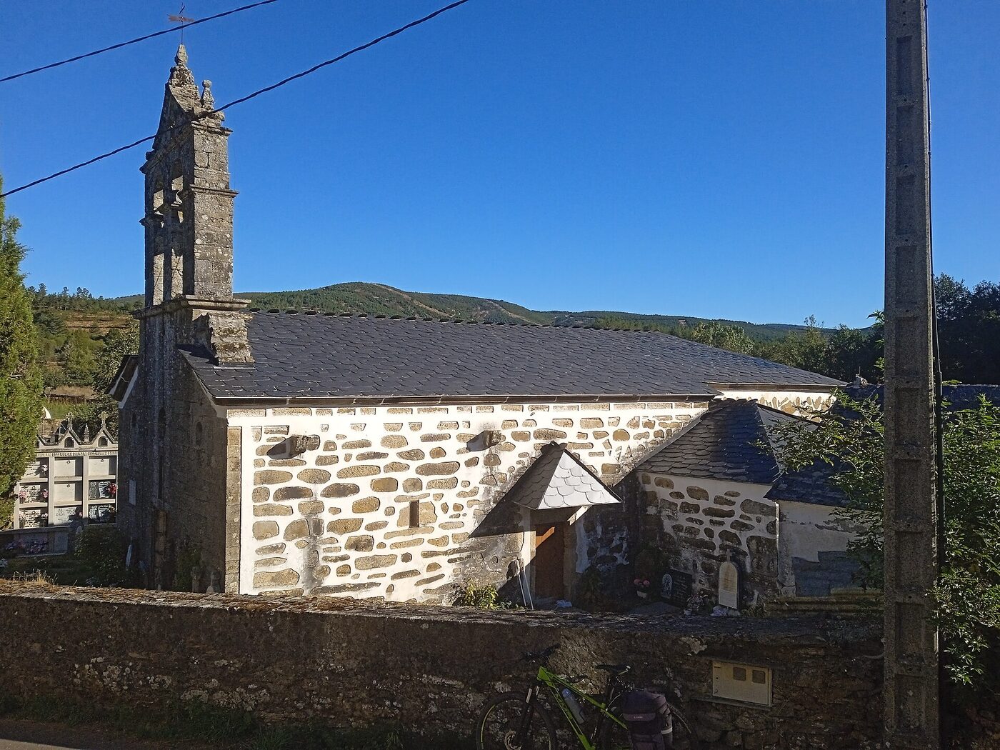 Igrexa de Santiago de Campobecerros en Castrelo do Val