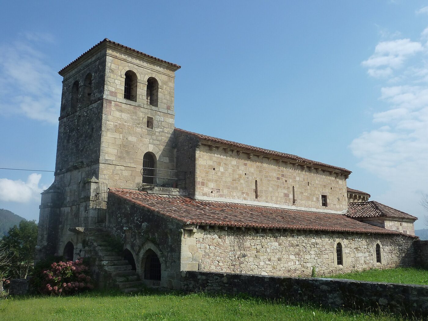 Iglesia de San Andrés en Santa María de Cayón