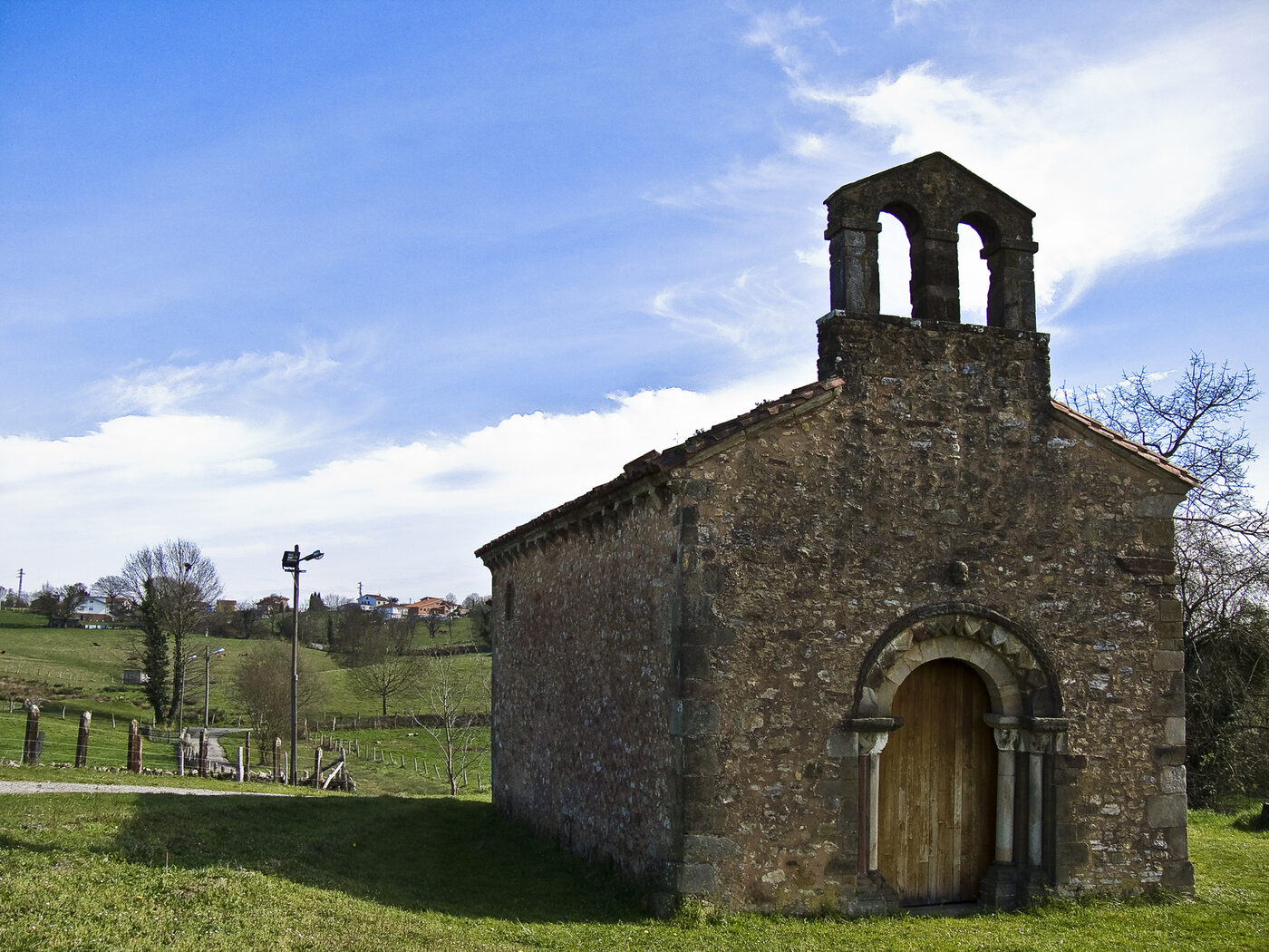 Iglesia de San Esteban de Aramil en Siero