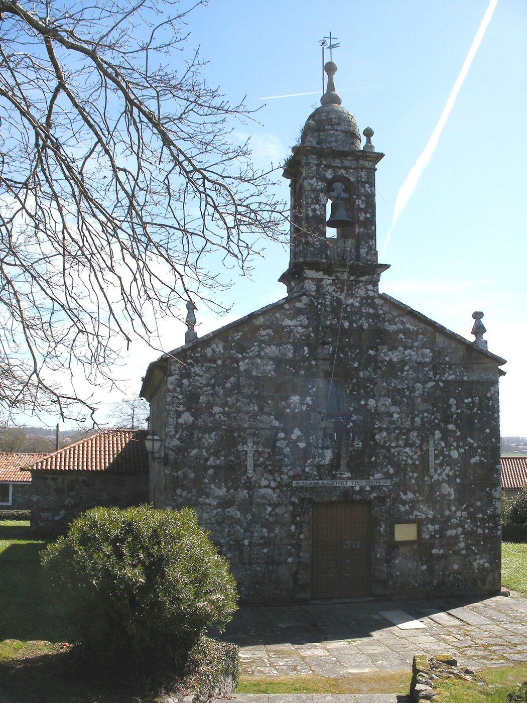 Igrexa de San Pedro de Ser en Santa Comba
