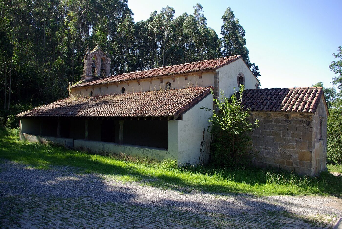 Iglesia románica de Santa María de Sebrayu en Villaviciosa
