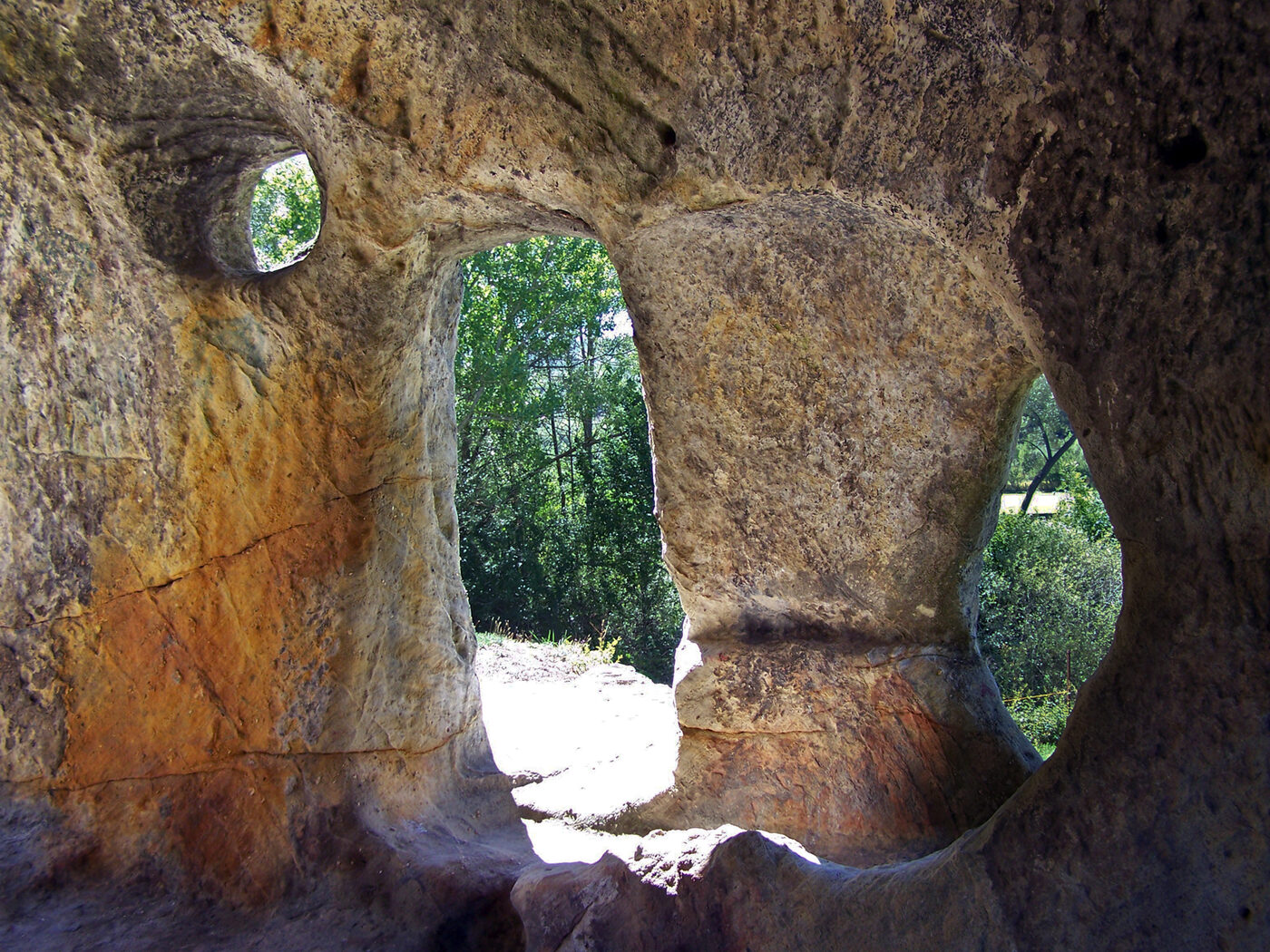 Eremitorio rupestre de San Vicente en Cervera de Pisuerga