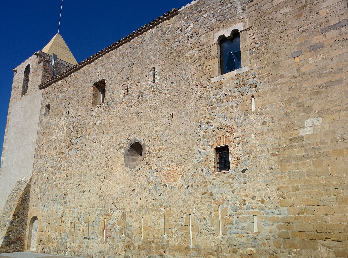 Església i Castell de Sant Feliu de Calabuig en Bàscara