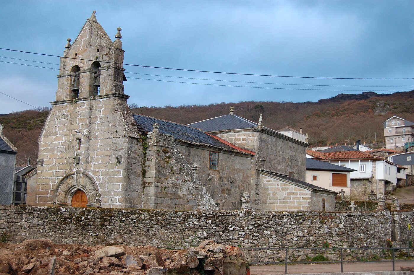 Igrexa de Santa María de Pixeiros en Viana do Bolo