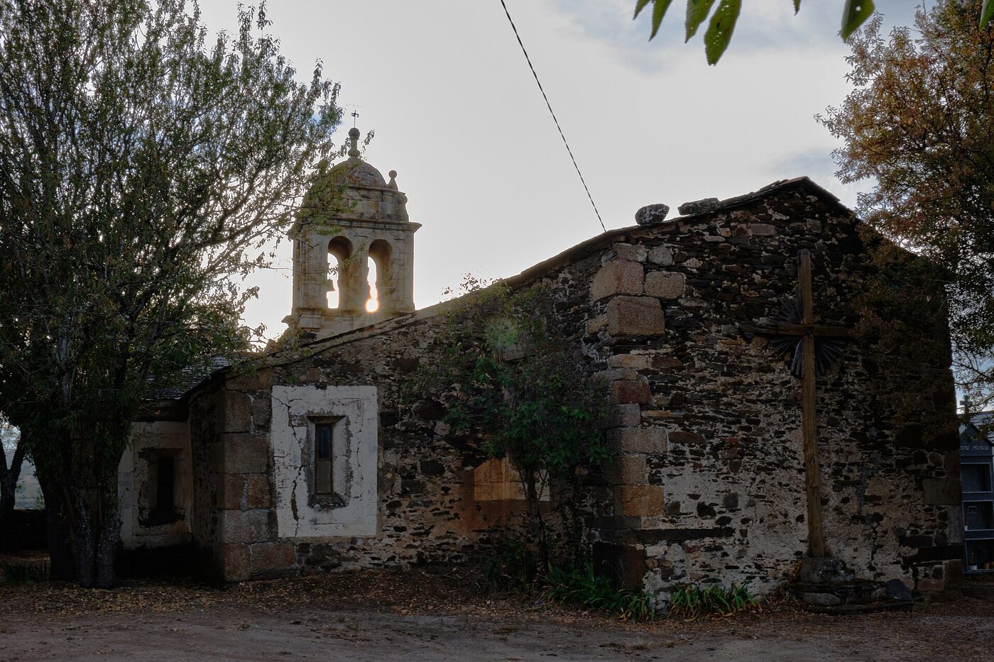 Igrexa de Santa María de Mones en Petín