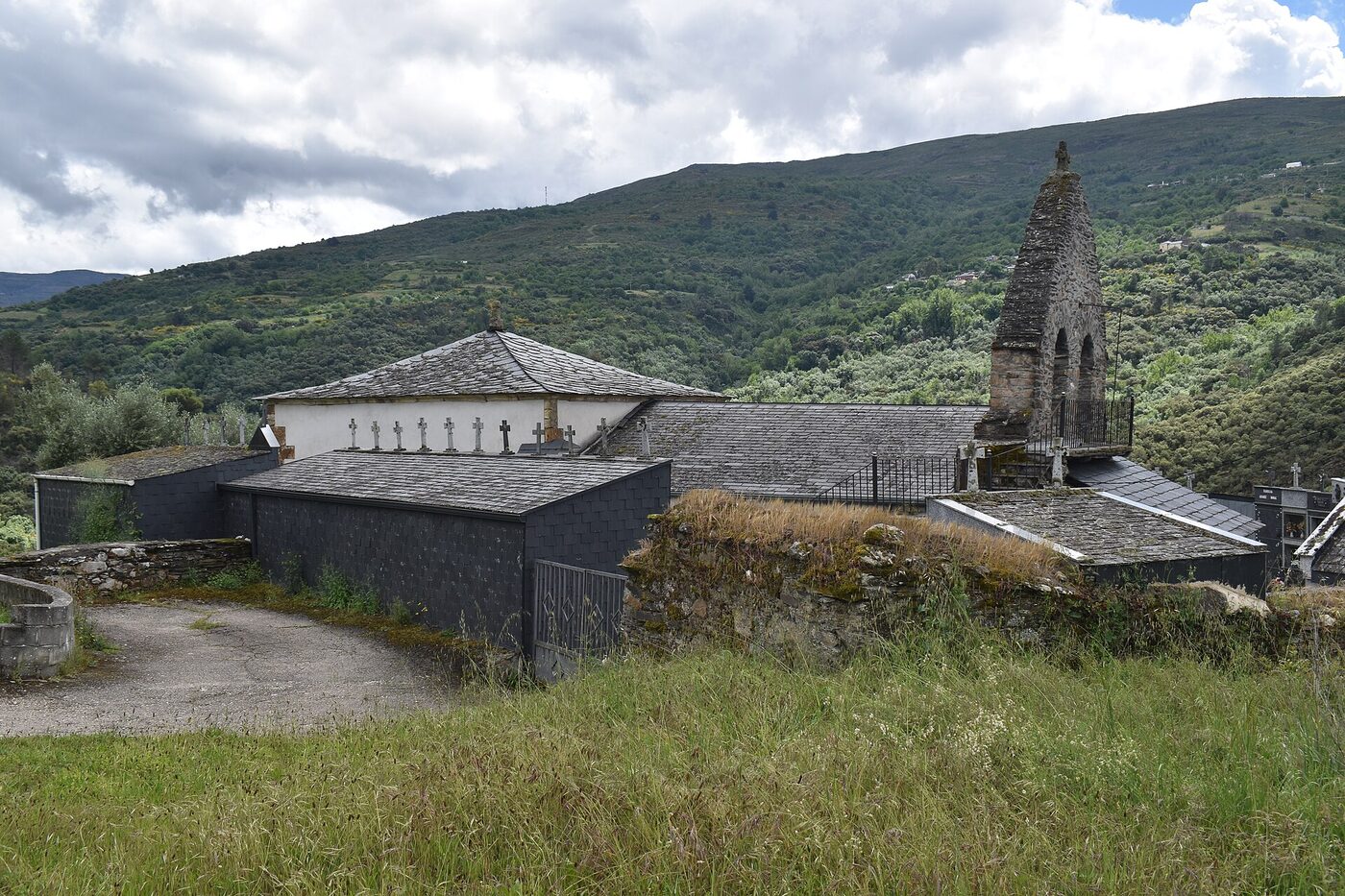 Igrexa de San Pedro de Viladequinta en Carballeda de Valdeorras