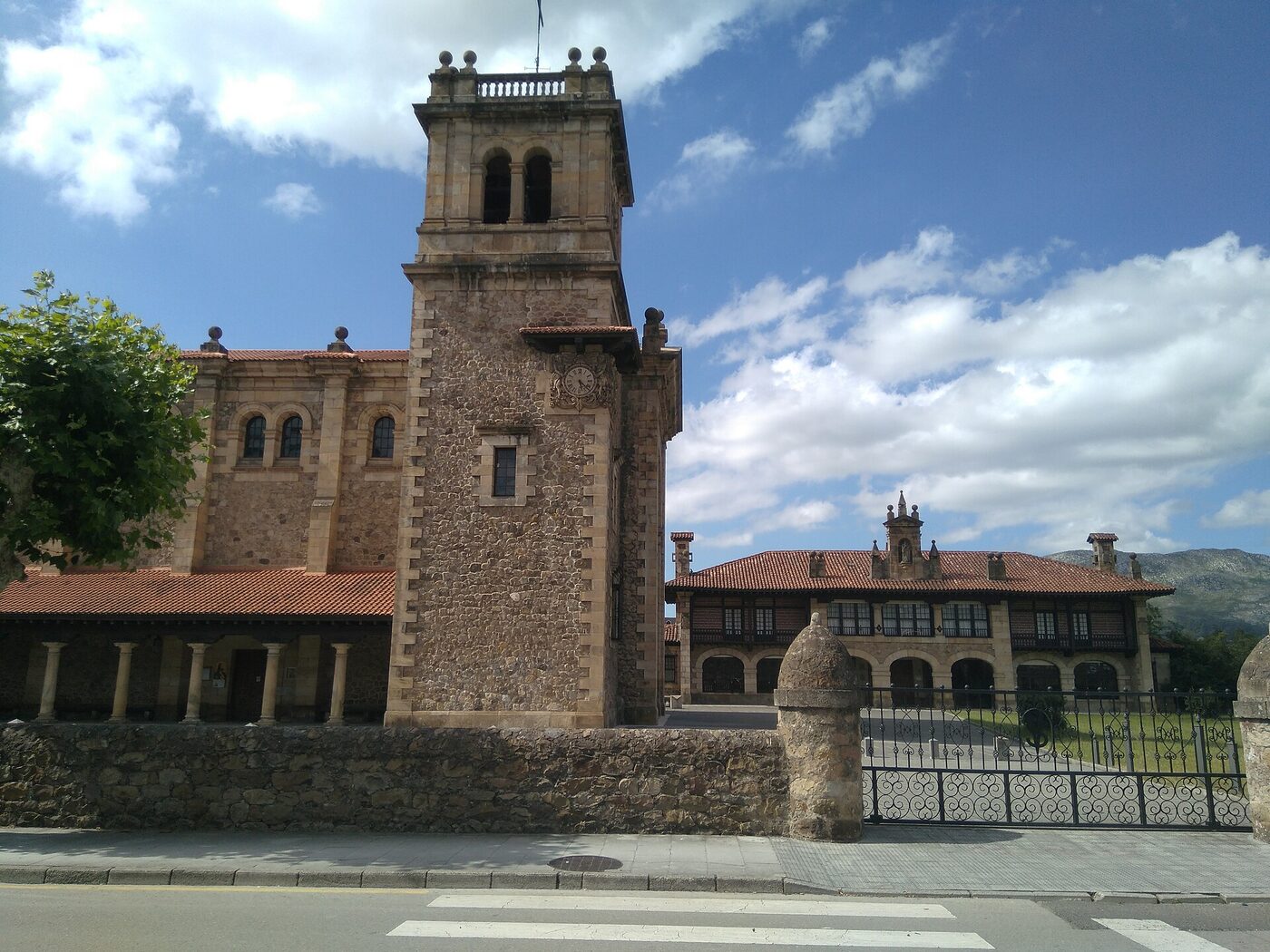 Iglesia de San Vicente Mártir en Los Corrales de Buelna
