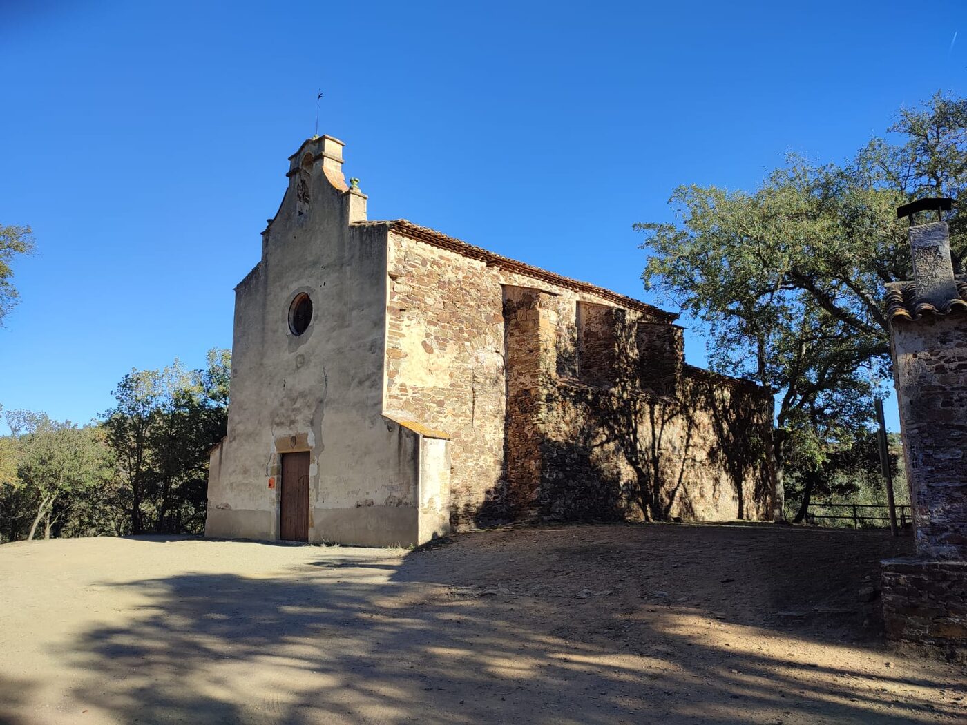 Santa Llúcia de l'Arboç en la Bisbal d'Empordà