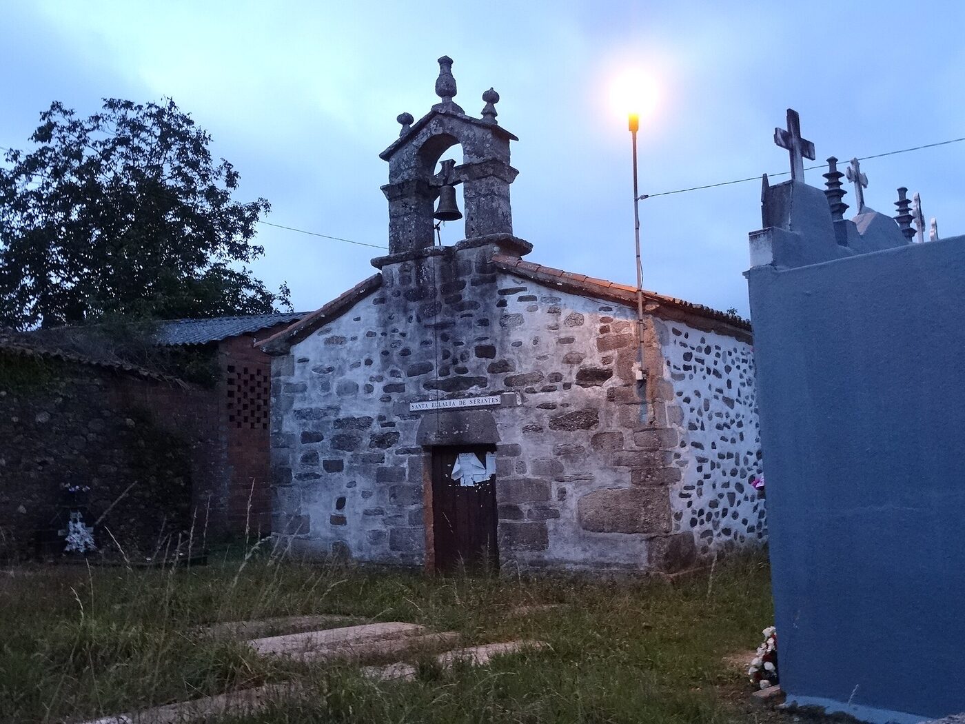 Igrexa de Santaia de Serantes en Santiso