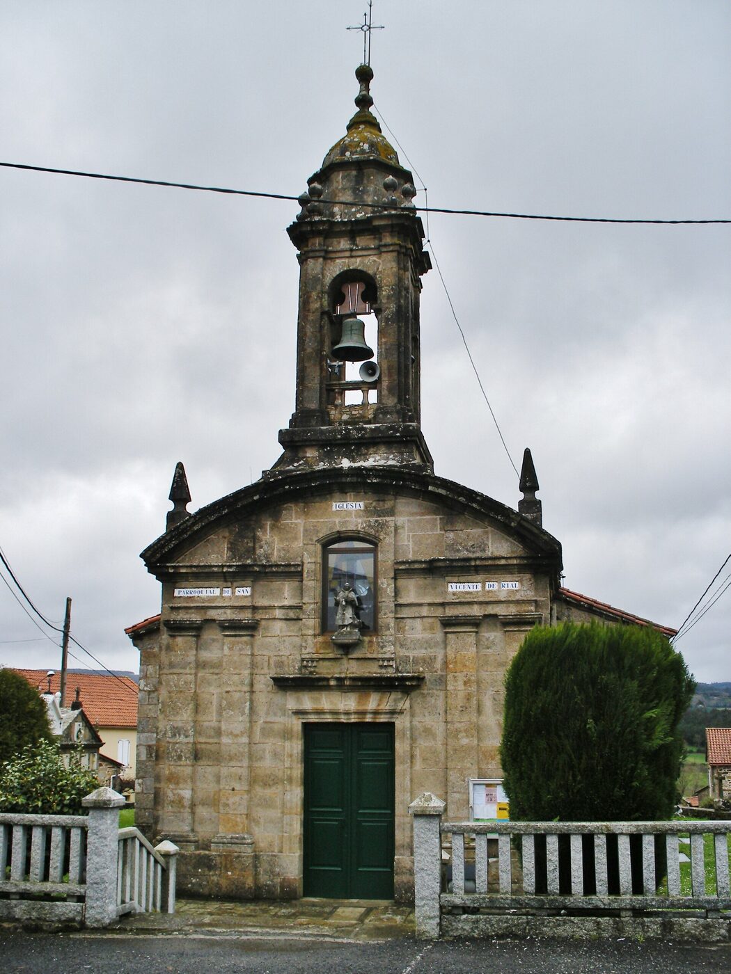Igrexa de San Vicente de Rial en Val do Dubra
