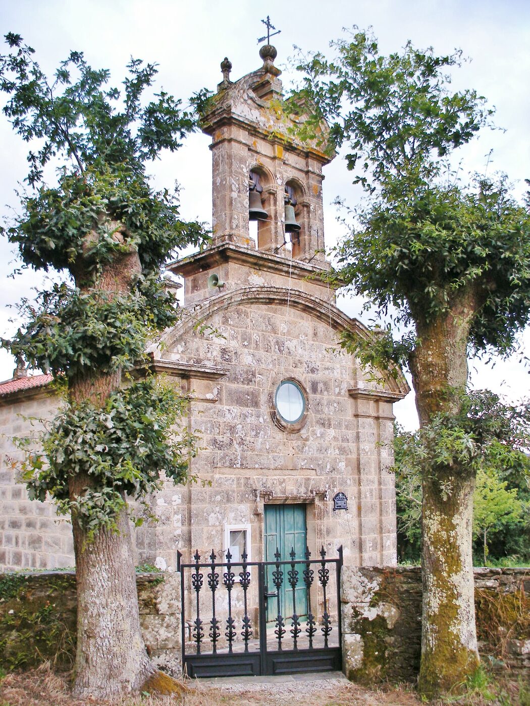 Igrexa de San Miguel da Gándara en Oroso