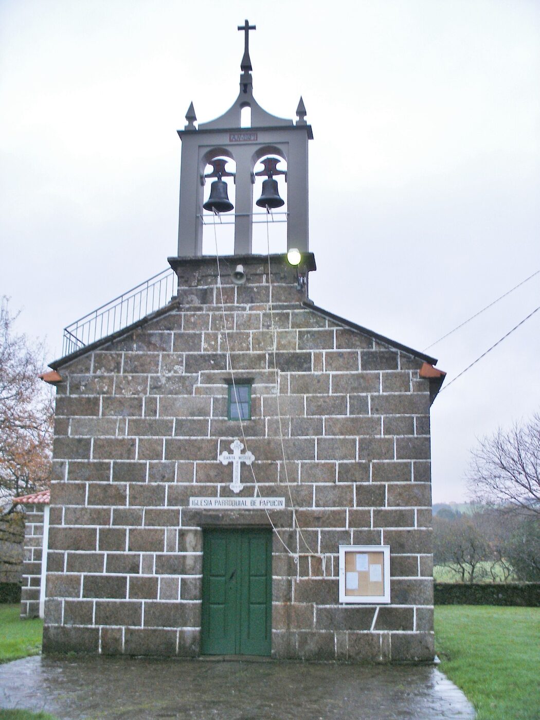 Igrexa de Santa María de Papucín en Frades