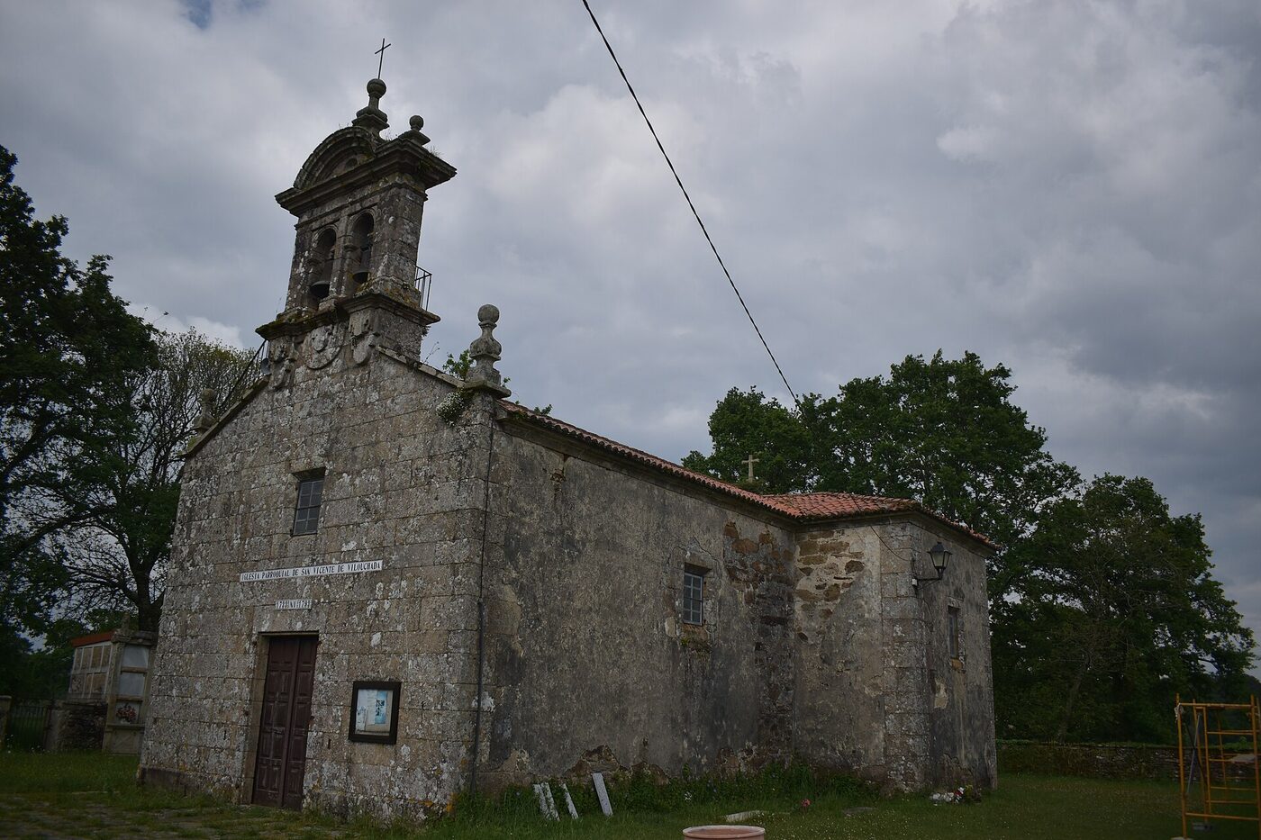 Igrexa de San Vicenzo de Vilouchada en Trazo