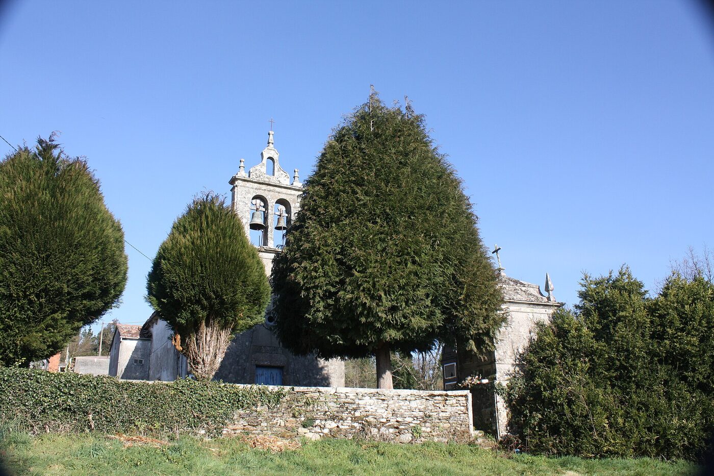 Igrexa de San Pedro da Baíña en Agolada