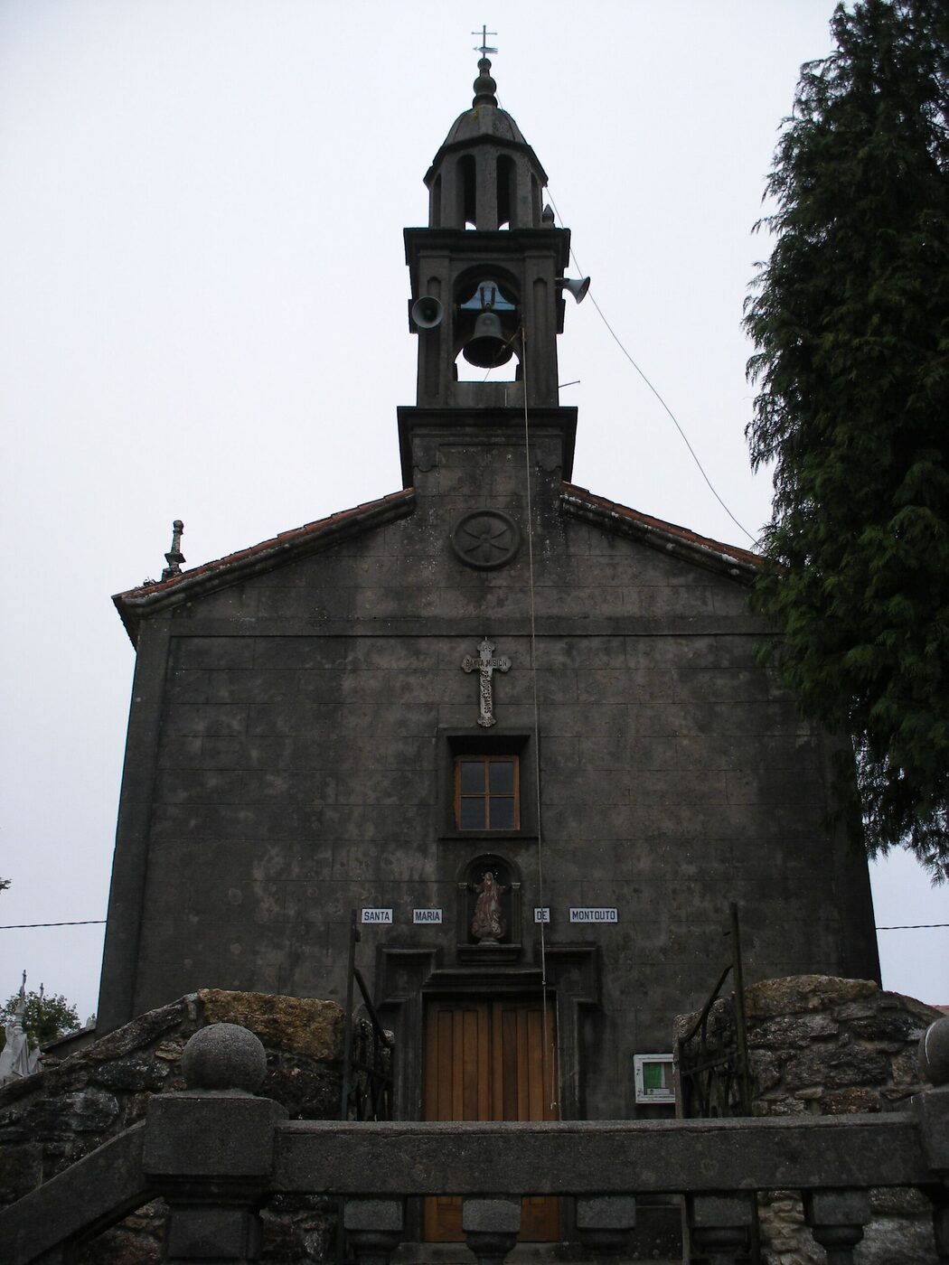 Igrexa de Santa María de Montouto en Santa Comba