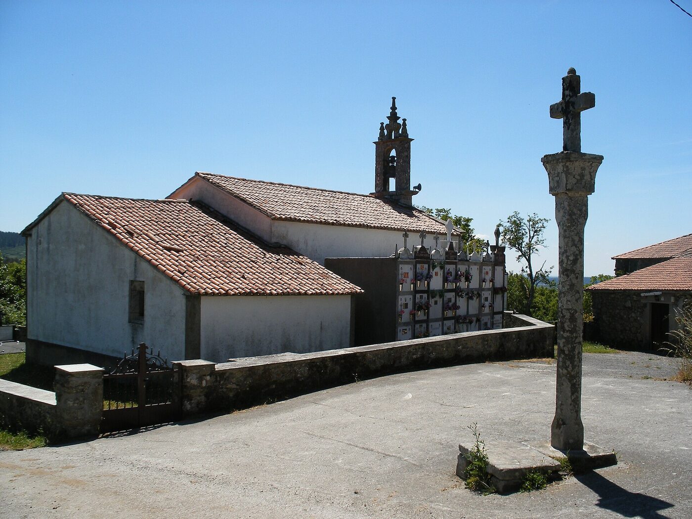 Igrexa de Santiago de Vilouriz en Toques