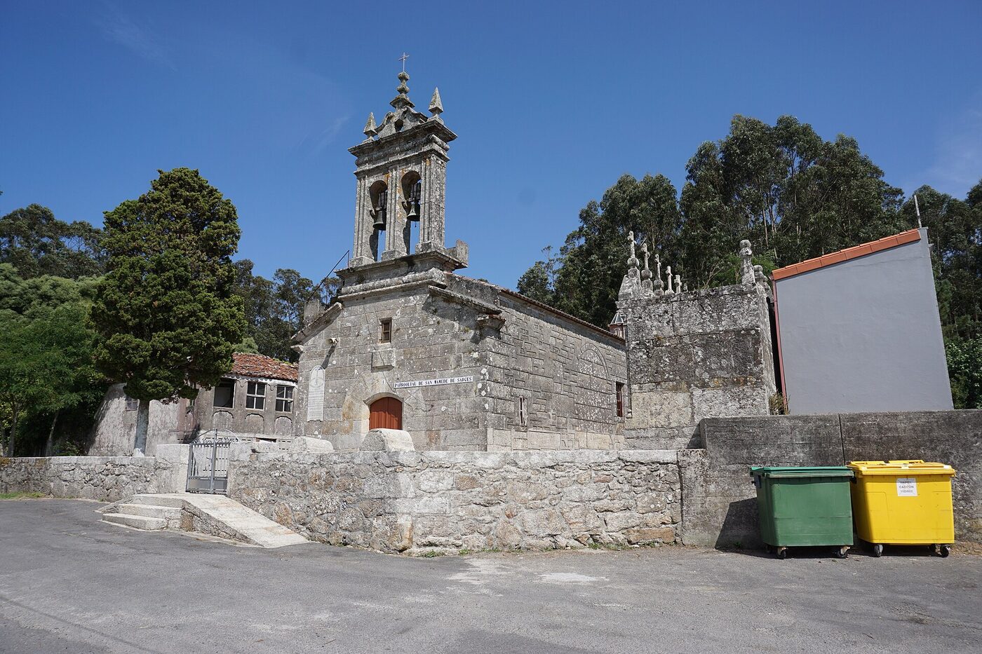 Igrexa de San Amedio de Sarces en Laxe
