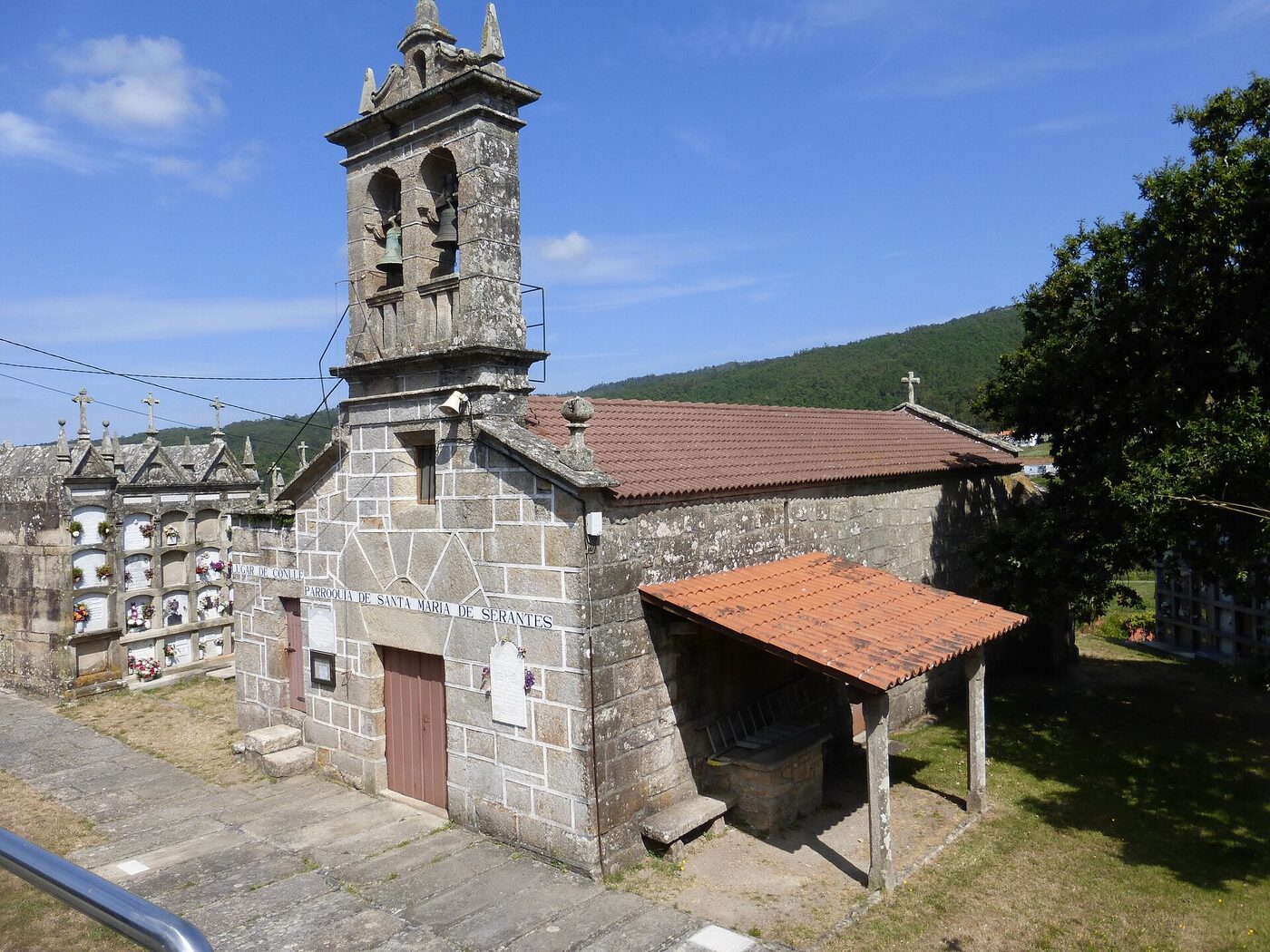 Igrexa de Santa María de Serantes en Laxe
