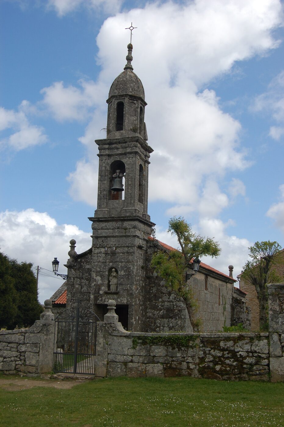 Igrexa de San Pedro de Berdoias en Vimianzo