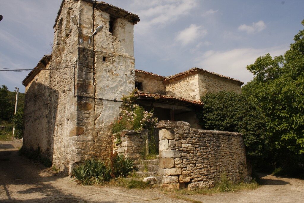 Iglesia de San Miguel Arcángel en Merindad de Sotoscueva